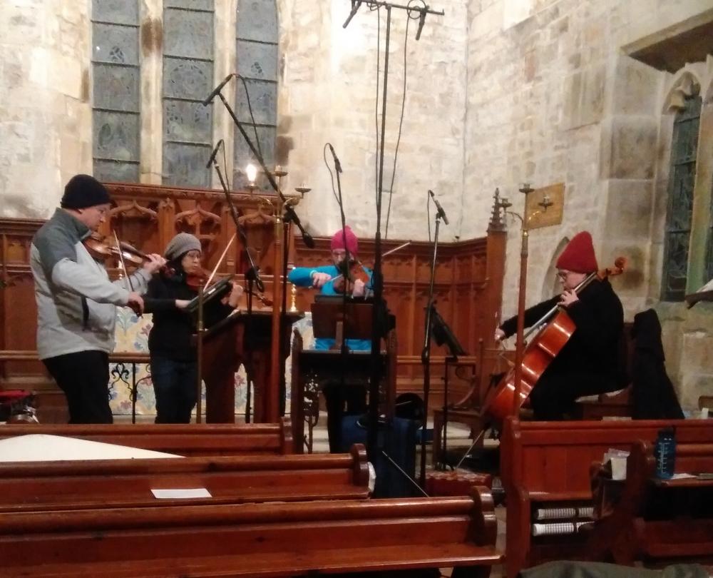 toques dans la chapelle